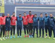 Moisés Ramírez, Hernán Galíndez, Gonzalo Valle y Alexander Domínguez, junto al cuerpo de entrenador de porteros de Ecuador.