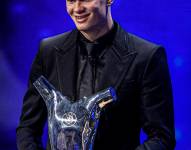 Erling Haaland recibe el premio como mejor jugador del año