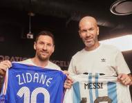 Lionel Messi y Zinedine Zidane posa con las camisetas de la selección Argentina y Francia