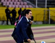 El entrenador de Liga de Quito, Josep Alcácer, dirigiendo contra Cumbayá