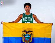 RJ Luis Jr. con la bandera de Ecuador.