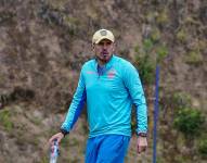 Diego Martínez, director técnico de la selección sub 17 de Ecuador, durante un entrenamiento en las instalaciones deportivas de la FEF en Quito.