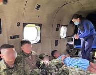 Personal de salud atiende a militares afectados durante las manifestaciones.