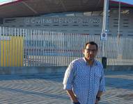 El periodista fallecido Rómulo Barcos, en los exteriores del estadio del Atlético de Madrid, España