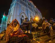 Los devotos al final de la procesión junto al templo.