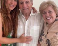 Shakira junto a sus padres William Mebarak y Nidia del Carmen Ripoll.