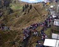Los comuneros subieron a las antenas del cerro Pilisurco en Tungurahua, sierra centro del Ecuador.