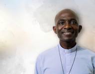 Imagen del reverendo John Kwamevi Cudjo, quien era párroco de la parroquia María Madre de la Iglesia, en Huaquillas, de la Diócesis de Machala.