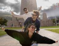 Durante su estadía en la capital, los artistas recorrieron algunos puntos icónicos de la ciudad. Entre ellos, la Ciudad Mitad del Mundo.