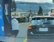 Conductor de bus atropella a un peatón en el norte de Quito.
