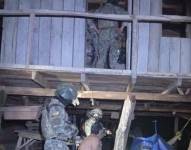Policías y militares ejecutaron el operativo de rescate, que permitió la aprehensión de cinco personas.