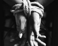 Foto referencial de las manos de una personas secuestrada.