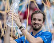 Daniil Medvedev de Rusia sostiene el Trofeo del Miami Open 2023 luego de ganar el partido contra Jannik Sinner de Italia, este 2 de abril de 2023. EFE/EPA/Cristóbal Herrera-Ulashkevich