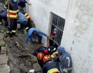 30 efectivos del Cuerpo de Bomberos de Quito acudieron al sitio para rescatar a las víctimas de la emergencia.