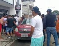 Foto de los exteriores de la cevichería donde fue asesinado el director de la cárcel, la tarde de este domingo 21 de abril.