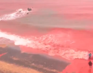 Playa teñida de rojo en Ormuz.