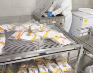 Proceso de empaquetado al vacío de cuyes de exportación.