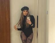 Jennifer López se toma una foto.