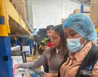 Los técnicos de Arcsa durante la inspección en el local de Riobamba.