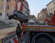 Un auto que conducía un hombre de 81 años recorrió esta madrugada un largo tramo de la monumental escalinata de la Plaza de España en Roma.