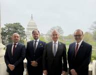 Imagen de Gian Carlo Loffredo, ministro de Defensa, John Reimberg, ministro de Interior, el congresista estadounidense Mario Díaz-Balart y Cristian Espinosa, embajador de Ecuador en EE. UU.