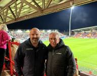 Miguel Ángel Loor, presidente de la Liga Pro, junto al representante de la Federación de Gales, Steve Williams, durante un partido del Wrexham.