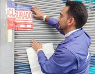 Momento cuando el local fue clausurado en Cuenca.