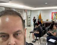 Momento en el que Xavier Jordán se presentó en el Consulado en Miami.