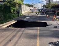 Imagen del socavón en la avenida 17 de Septiembre de Llano Chico.