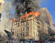 Al menos tres personas resultaron levemente heridas en un grave incendio que se propagó en un edificio de apartamentos del barrio Upper West Side en Manhattan en Nueva York, informó el FDNY.