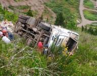 El vehículo siniestrado en la pendiente en la carretera Baños-Pelileo.