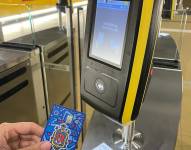 La Tarjeta Ciudad junto a uno de los validadores en la estación de San Francisco.