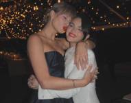 Selena Gómez junto a Taylor en su boda con Benny Blanco.