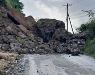 Imagen de la caída de rocas en el kilómetro 83 en la vía Aloag-Santo Domingo, la mañana de este domingo 7 de enero de 2024.