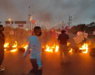 Los manifestantes quemaron llantas en esta importante vía que une a Durán con Samborondón y Guayaquil.