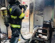 Los bomberos controlaron las llamas en la vivienda.