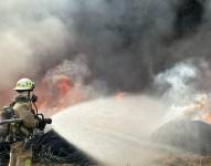 El fuego se originó en un solar a cielo abierto donde se almacenaban miles de metros de cableado de telefonía e internet.
