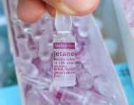 En uno de los negocios las autoridades hallaron cerca de 100 ampollas de Tetanol sin registro sanitario ecuatoriano.