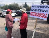 Una mujer firma uno de los formularios a su visita al parque la mañana de hoy.