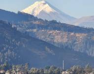 Imagen de archivo del 8 de agosto de 2025, cuando se observó una emisión de vapor desde el cráter del Cotopaxi.