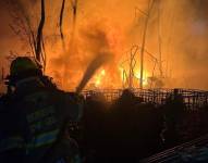 Imagen del incendio de una bodega en Vía a la Costa, Guayaquil.