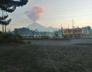 La actividad del volcán Cotopaxi se ve desde Latacunga.