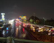 Este evento coincide con una lluvia fuerte que cae sobre Guayaquil, Samborondón, Durán, Daule y otros cantones.