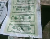 Imagen de los billetes falsos impresos.