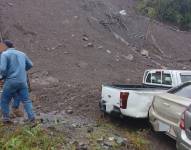 Deslizamiento de tierra en Napo deja una persona atrapada y vehículos afectados