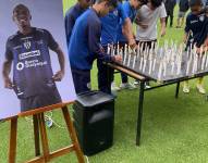 Roberto Cabezas recibió un homenaje de los jugadores de Independiente del Valle.