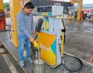 Una persona en una estación de gasolina.