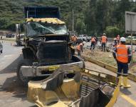 El camión perdió pista y se volcó.