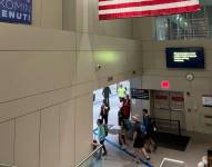 Imagen de una terminal de migración en un aeropuerto de Estados Unidos con su bandera.