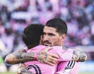 Lionel Messi y Rodrigo de Paul celebrando el triunfo.